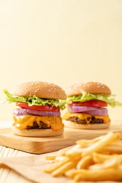 hambúrguer de carne fresca saborosa com queijo e batatas fritas