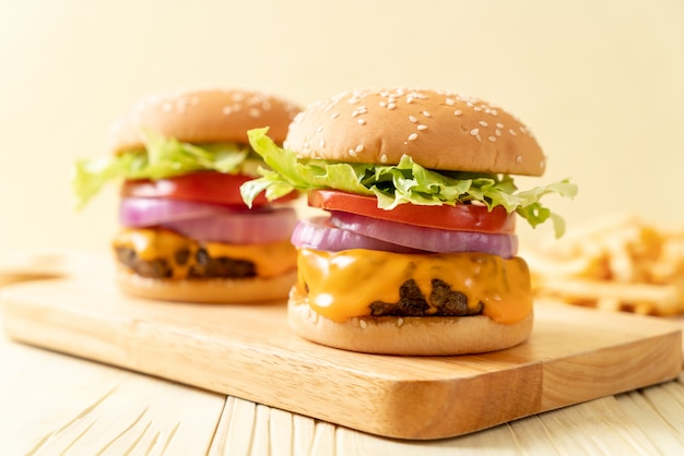 hambúrguer de carne fresca saborosa com queijo e batatas fritas