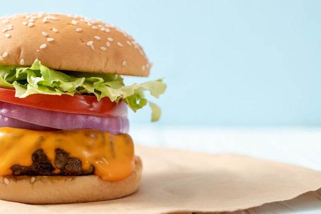 Foto hambúrguer de carne fresca saborosa com queijo e batatas fritas