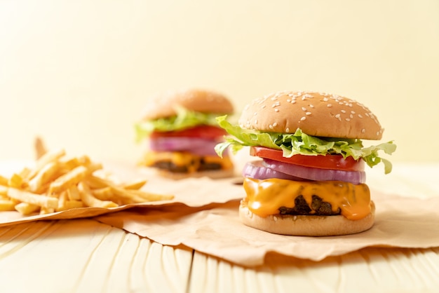 hambúrguer de carne fresca saborosa com queijo e batatas fritas