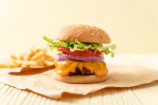 Hambúrguer de carne fresca saborosa com queijo e batatas fritas