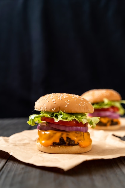 hambúrguer de carne fresca saborosa com queijo e batatas fritas