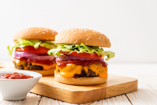 hambúrguer de carne fresca saborosa com queijo e ketchup