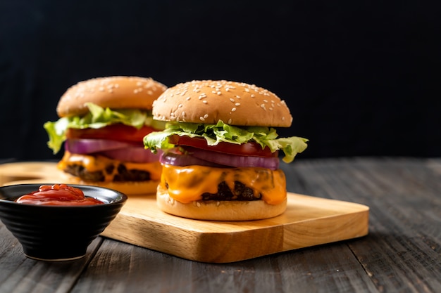 hambúrguer de carne fresca saborosa com queijo e ketchup