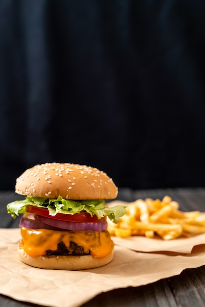 hambúrguer de carne fresco saboroso com queijo e batatas fritas