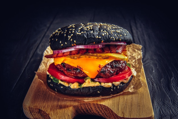 Hambúrguer de carne preta com queijo derretido e bacon