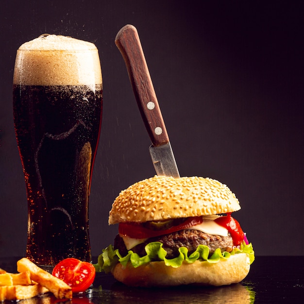 Foto hamburguer de close-up com cerveja