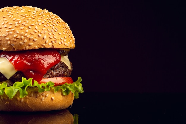 Hambúrguer de close-up com fundo preto
