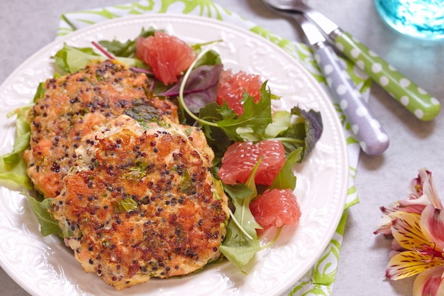 Hambúrguer de couve quinoa salmão saudável