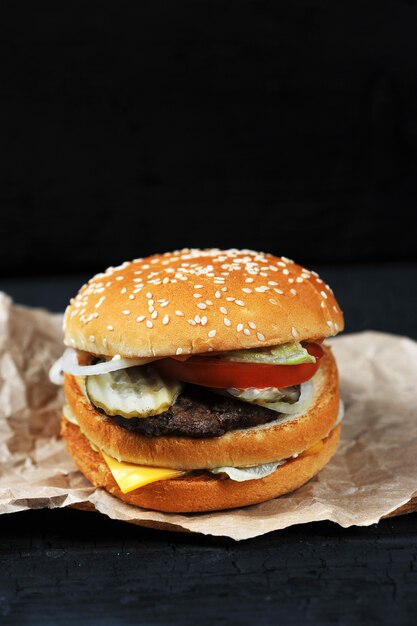 Hambúrguer de fast-food com queijo e carne