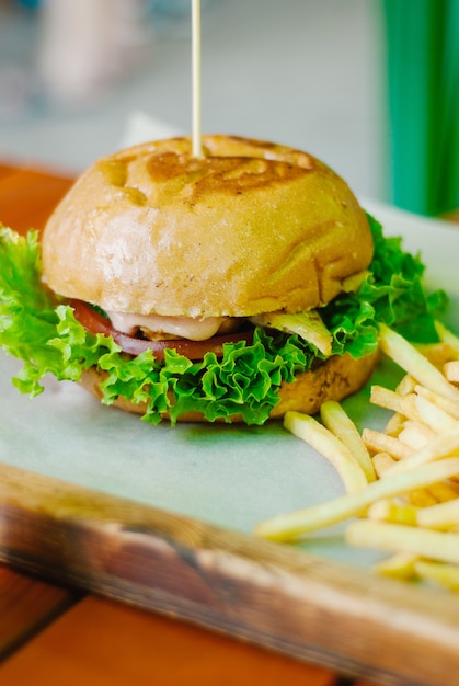 Hambúrguer de frango caseiro com batatas fritas