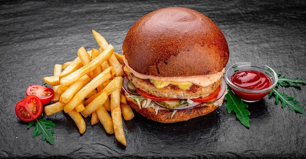 Hambúrguer de frango é servido em um restaurante