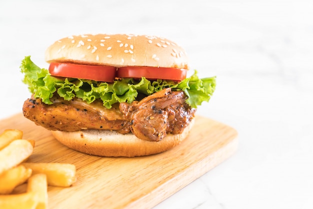 hambúrguer de frango grelhado com batatas fritas