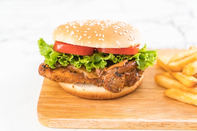 hambúrguer de frango grelhado com batatas fritas