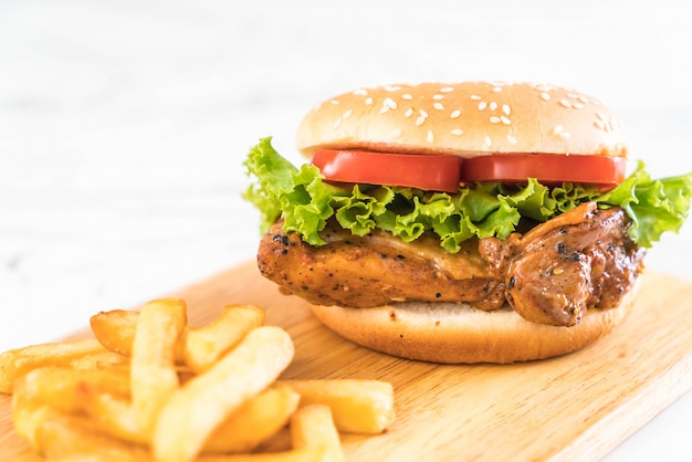 hambúrguer de frango grelhado com batatas fritas