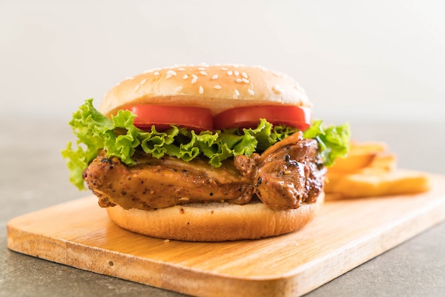 hambúrguer de frango grelhado com batatas fritas