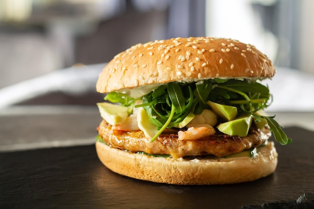 Hambúrguer de frango na mesa de restaurante de fast food