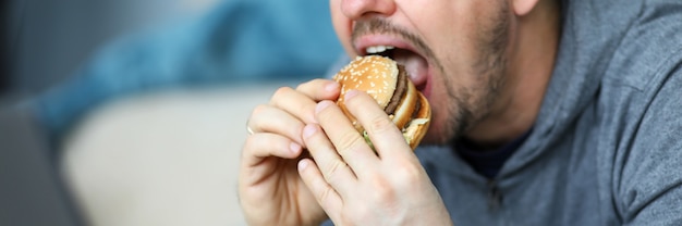 Hamburguer de homem barbudo