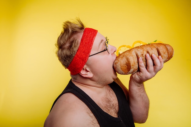 Hambúrguer de homem gordo comendo fast-food