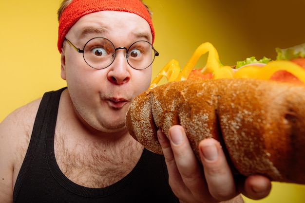 Hambúrguer de homem gordo comendo fast-food