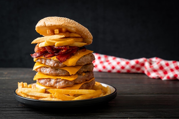 Hambúrguer de porco com queijo bacon e batatas fritas