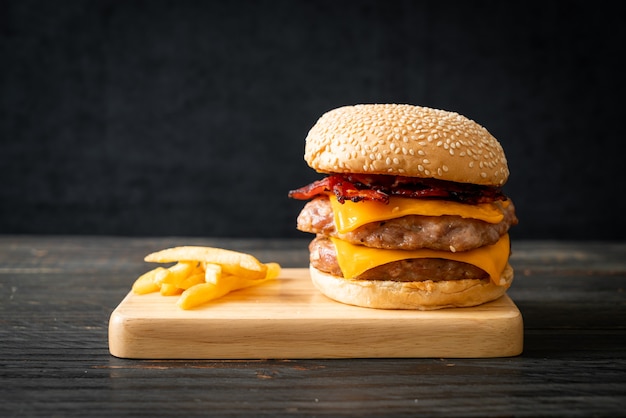 Hambúrguer de porco ou hambúrguer de porco com queijo, bacon e batatas fritas