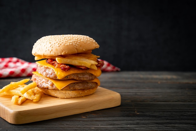 Hambúrguer de porco ou hambúrguer de porco com queijo, bacon e batatas fritas