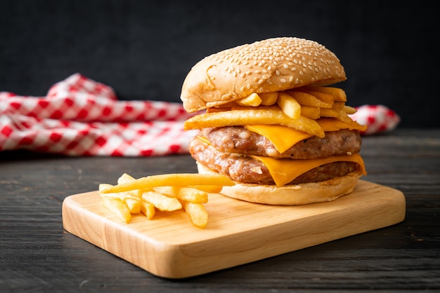 hambúrguer de porco ou hambúrguer de porco com queijo e batatas fritas