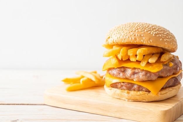 hambúrguer de porco ou hambúrguer de porco com queijo e batatas fritas