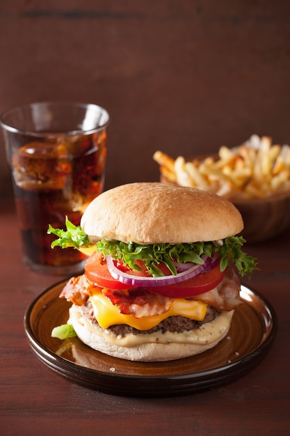 Hambúrguer de queijo bacon com cebola de tomate rissol de carne