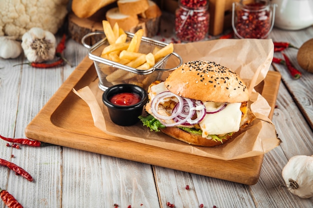 Hambúrguer de queijo com abacaxi e concurso