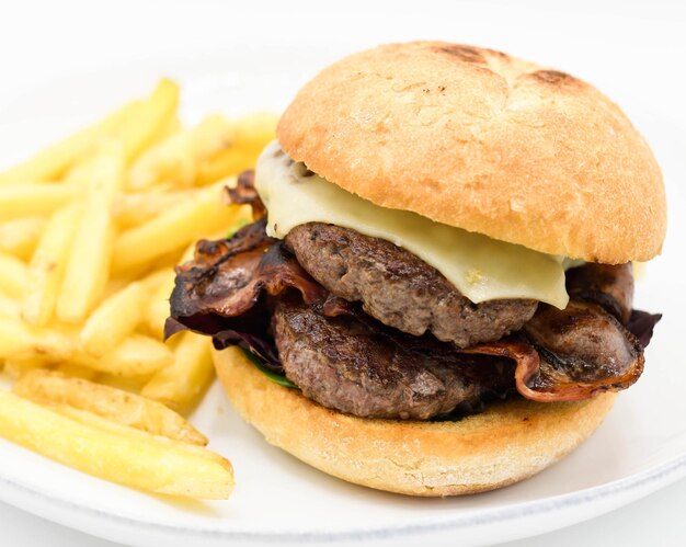 Foto hambúrguer de queijo de carne com batatas fritas