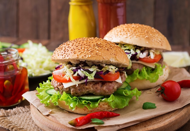 Hambúrguer de sanduíche com hambúrgueres suculentos, queijo e mistura de repolho