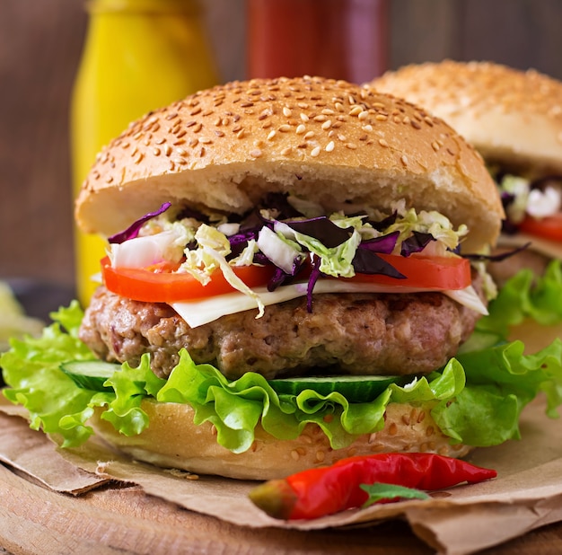 Hambúrguer de sanduíche com hambúrgueres suculentos, queijo e mistura de repolho