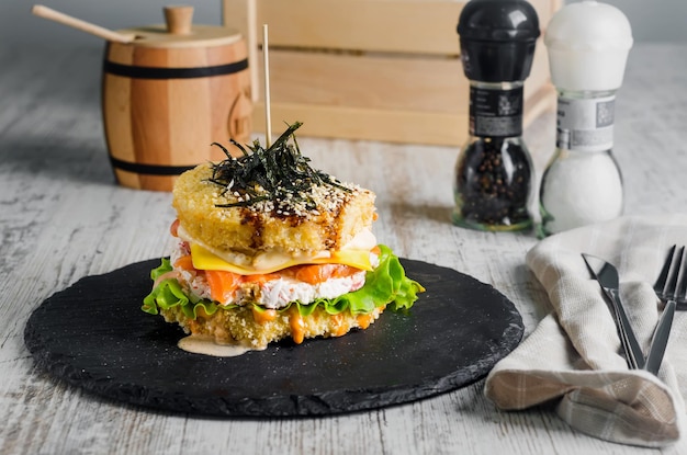 Hambúrguer de sushi feito de pão de arroz com salmão