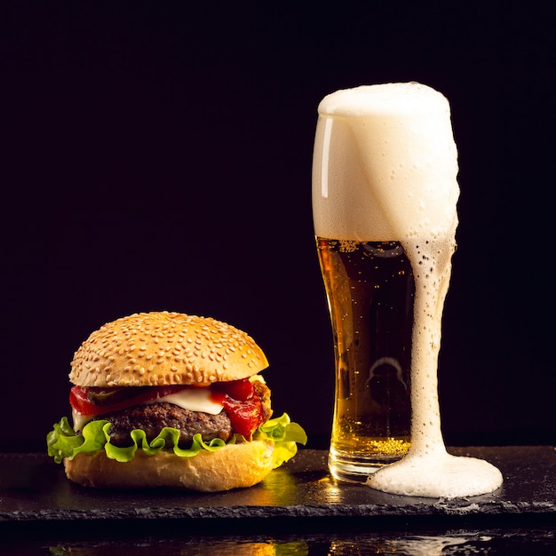 Hambúrguer de vista frontal com cerveja