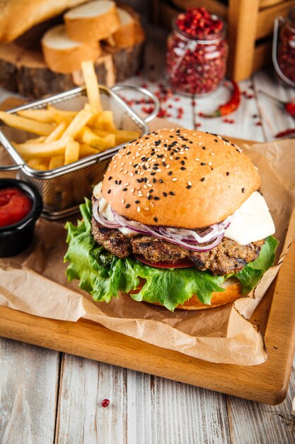 Hambúrguer delicioso com costeleta de cordeiro e legumes