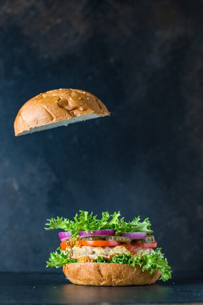 hambúrguer delicioso sanduíche de costeleta grelhada e legumes em tamanho de porção