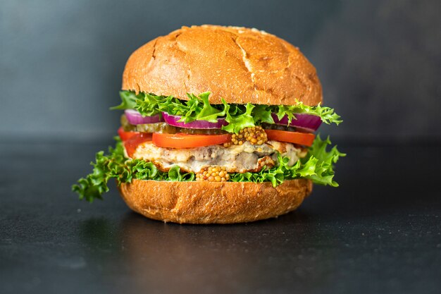 Hambúrguer delicioso sanduíche de costeleta grelhada e legumes em tamanho de porção