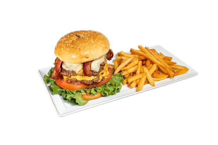 Foto hambúrguer duplo em fundo branco com batatas fritas, tomate, bacon, queijo, pães de hambúrguer semeados e alface
