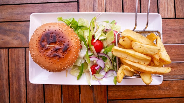 Hambúrguer e batatas fritas em uma mesa