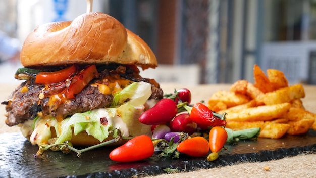 Foto hambúrguer e batatas fritas em uma mesa