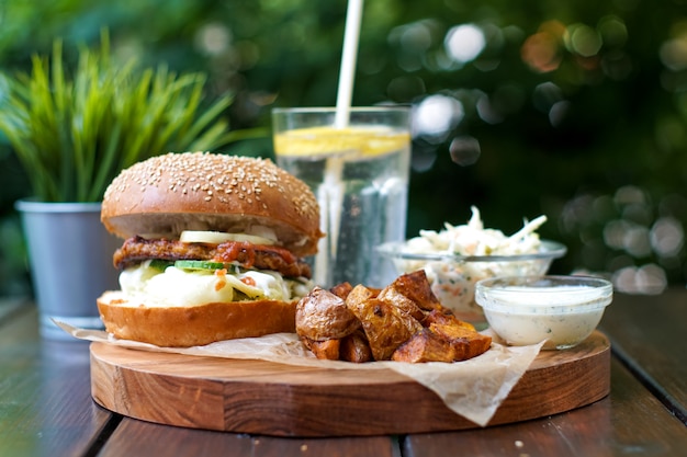 Hambúrguer e batatas fritas em uma mesa