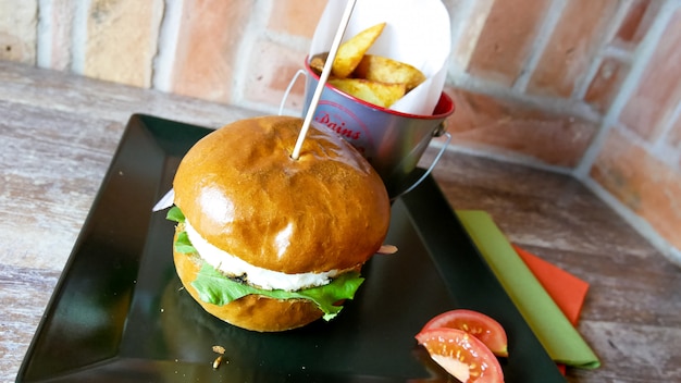 Hambúrguer e batatas fritas em uma mesa