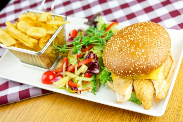 Hambúrguer e batatas fritas em uma mesa