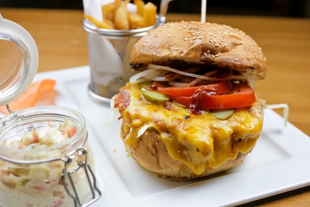 Hambúrguer e batatas fritas em uma mesa