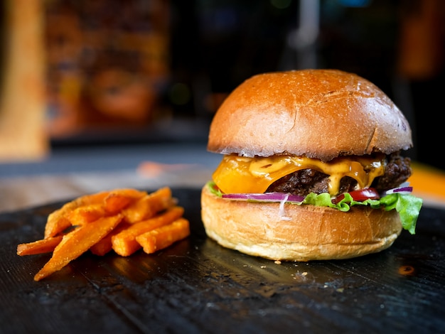 Hambúrguer e batatas fritas em uma mesa