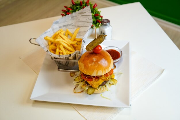 Hambúrguer e batatas fritas em uma mesa