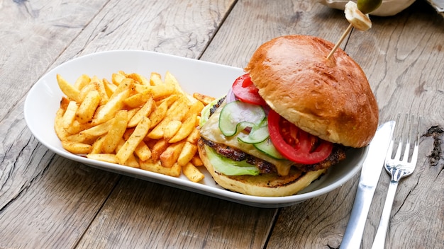 Hambúrguer e batatas fritas em uma mesa