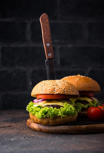 Hambúrguer e cheeseburger com tomate